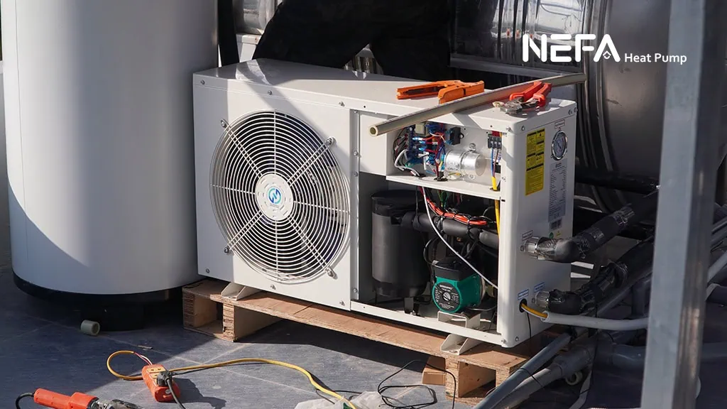 Kiểm tra cụm Heatpump khi bảo trì máy nước nóng trung tâm.
