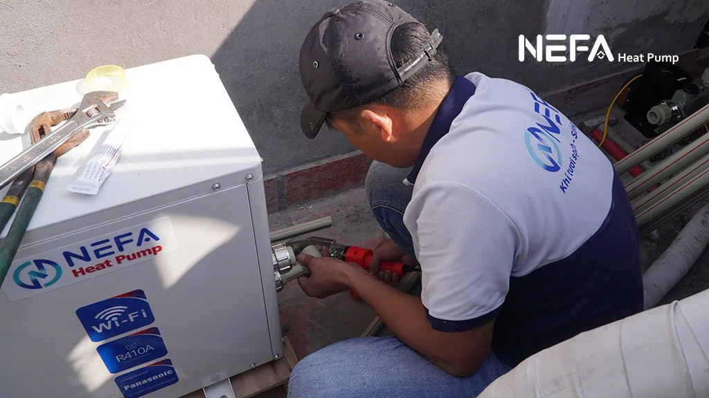 Vì sao cần vệ sinh máy nước nóng trung tâm định kỳ?